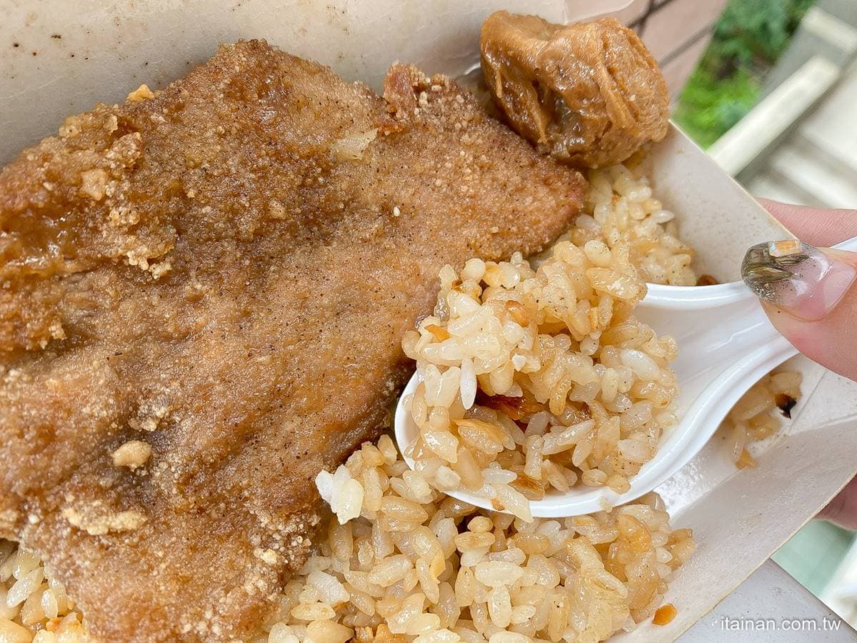 長榮學生最愛!台南古早味「蒜頭飯+炸排骨」只要55元,35元炸雞腿也必點 長榮學生最愛!台南古早味「蒜頭飯+炸排骨」只要55元,35元炸雞腿也必點