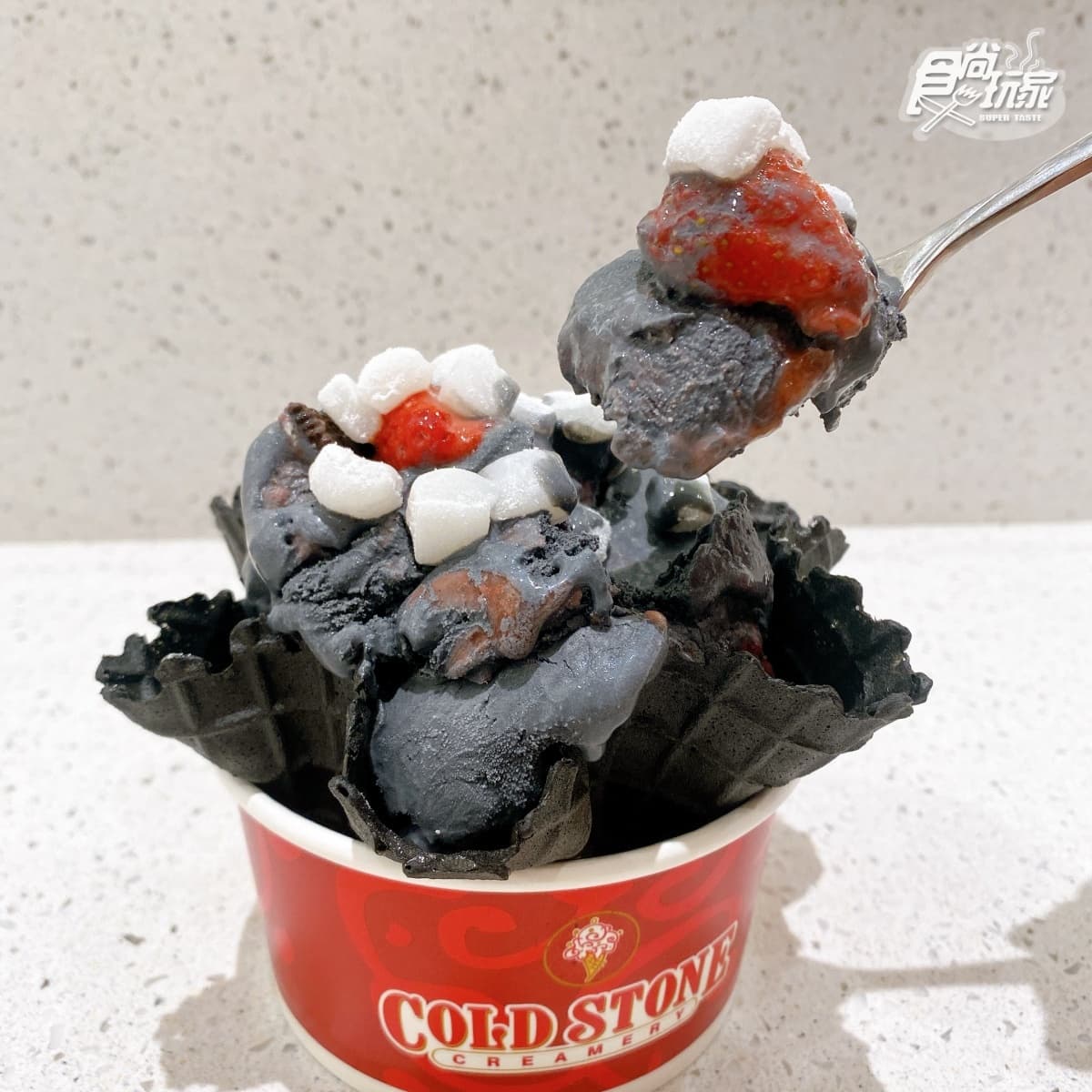 限時5天買一送一!COLD STONE「烤地瓜牛奶、極黑牛奶冰淇淋」超應景 限時5天買一送一!COLD STONE「烤地瓜牛奶、極黑牛奶冰淇淋」超應景