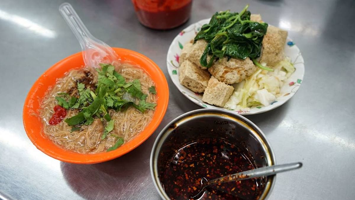 新莊人從小吃到大!30年「大腸麵線」選用現宰溫體豬,臭豆腐搭九層塔才對味