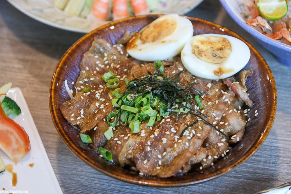 使用當季漁獲!台南隱藏版日料必點爆量「五鮮丼」,招牌握壽司爽嗑8種海味 使用當季漁獲!台南隱藏版日料必點爆量「五鮮丼」,招牌握壽司爽嗑8種海味