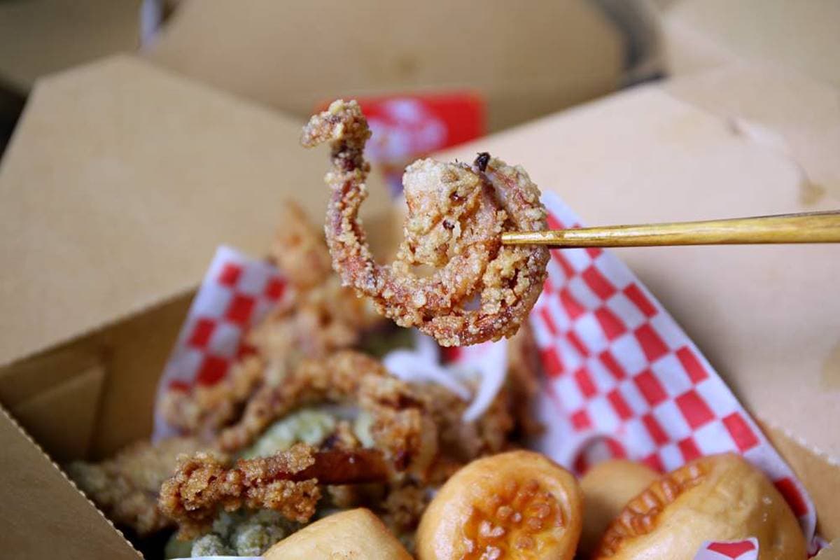 【新開店】超有哏!台中「綠色鹹酥雞」有滿滿九層塔香,銀絲捲必沾肉桂醬 【新開店】超有哏!台中「綠色鹹酥雞」有滿滿九層塔香,銀絲捲必沾肉桂醬