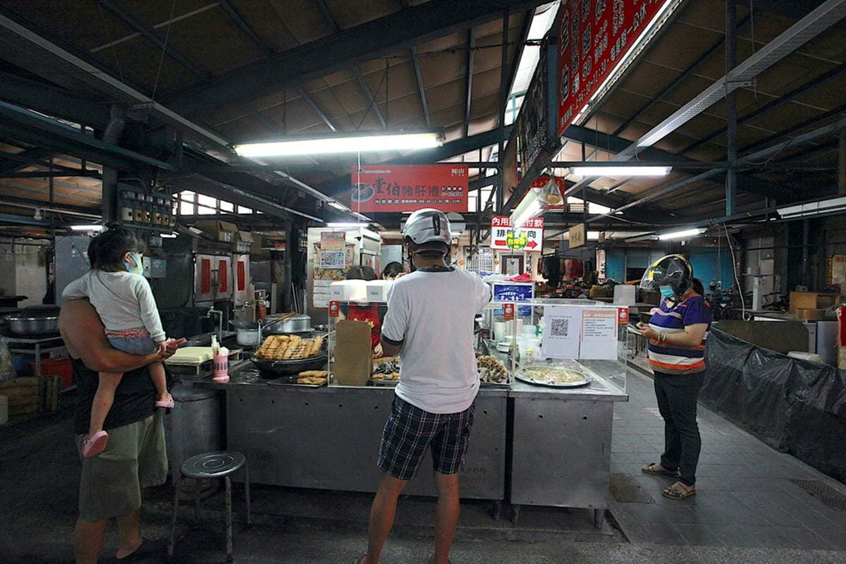 飄香90年!高雄老市場小吃必嘗「特製豬肝卷」,手工紅麴粉腸口感超Q彈 飄香90年!高雄老市場小吃必嘗「特製豬肝卷」,手工紅麴粉腸口感超Q彈