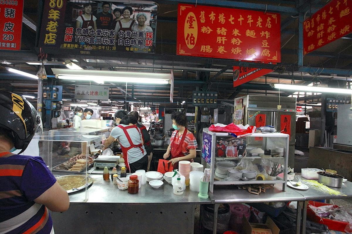 飄香90年!高雄老市場小吃必嘗「特製豬肝卷」,手工紅麴粉腸口感超Q彈 飄香90年!高雄老市場小吃必嘗「特製豬肝卷」,手工紅麴粉腸口感超Q彈