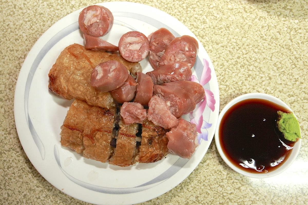 飄香90年!高雄老市場小吃必嘗「特製豬肝卷」,手工紅麴粉腸口感超Q彈 飄香90年!高雄老市場小吃必嘗「特製豬肝卷」,手工紅麴粉腸口感超Q彈