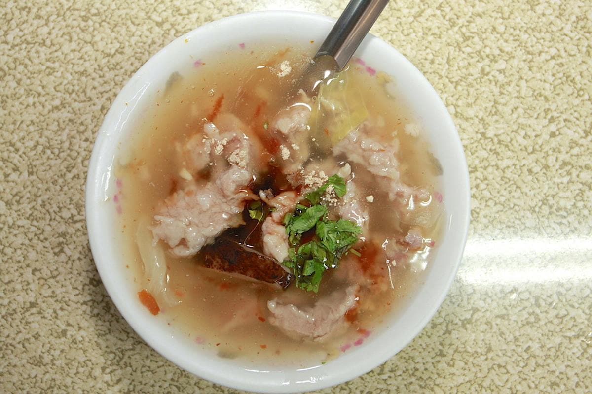 飄香90年!高雄老市場小吃必嘗「特製豬肝卷」,手工紅麴粉腸口感超Q彈 飄香90年!高雄老市場小吃必嘗「特製豬肝卷」,手工紅麴粉腸口感超Q彈