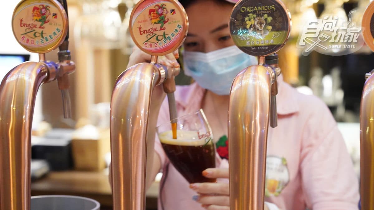 全台最多68支啤酒柱!超狂餐酒館吃「比利時啤酒海鮮鍋」,炸物大到當手鐲戴 全台最多68支啤酒柱!超狂餐酒館吃「比利時啤酒海鮮鍋」,炸物大到當手鐲戴