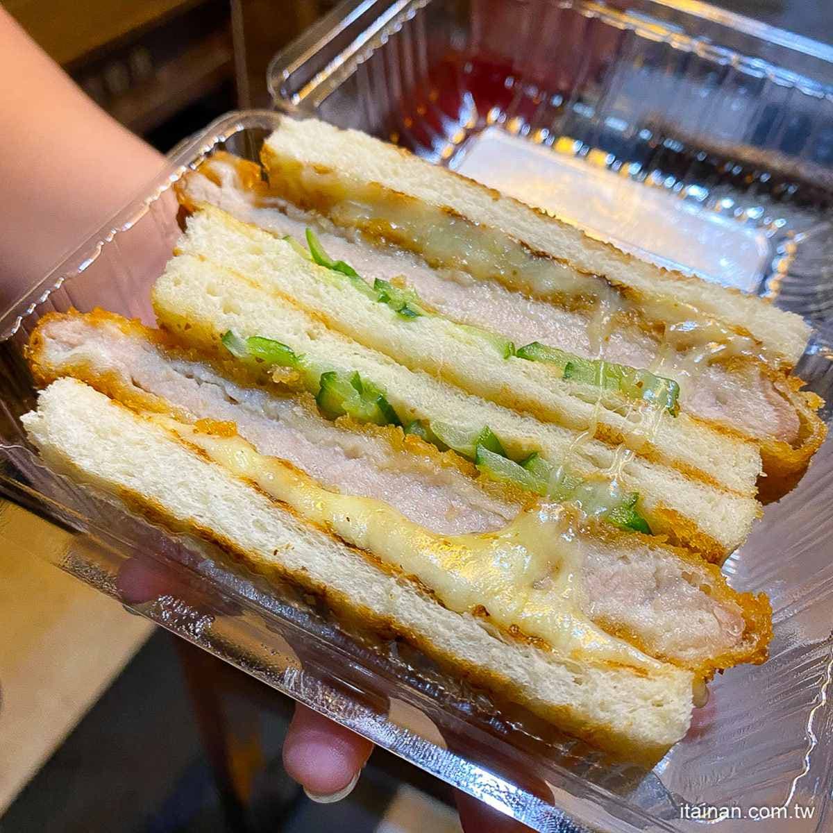 每日限量!台南日式吐司夾「大塊炸牛排」超邪惡,相思木炭火直考保留古早味 每日限量!台南日式吐司夾「大塊炸牛排」超邪惡,相思木炭火直考保留古早味
