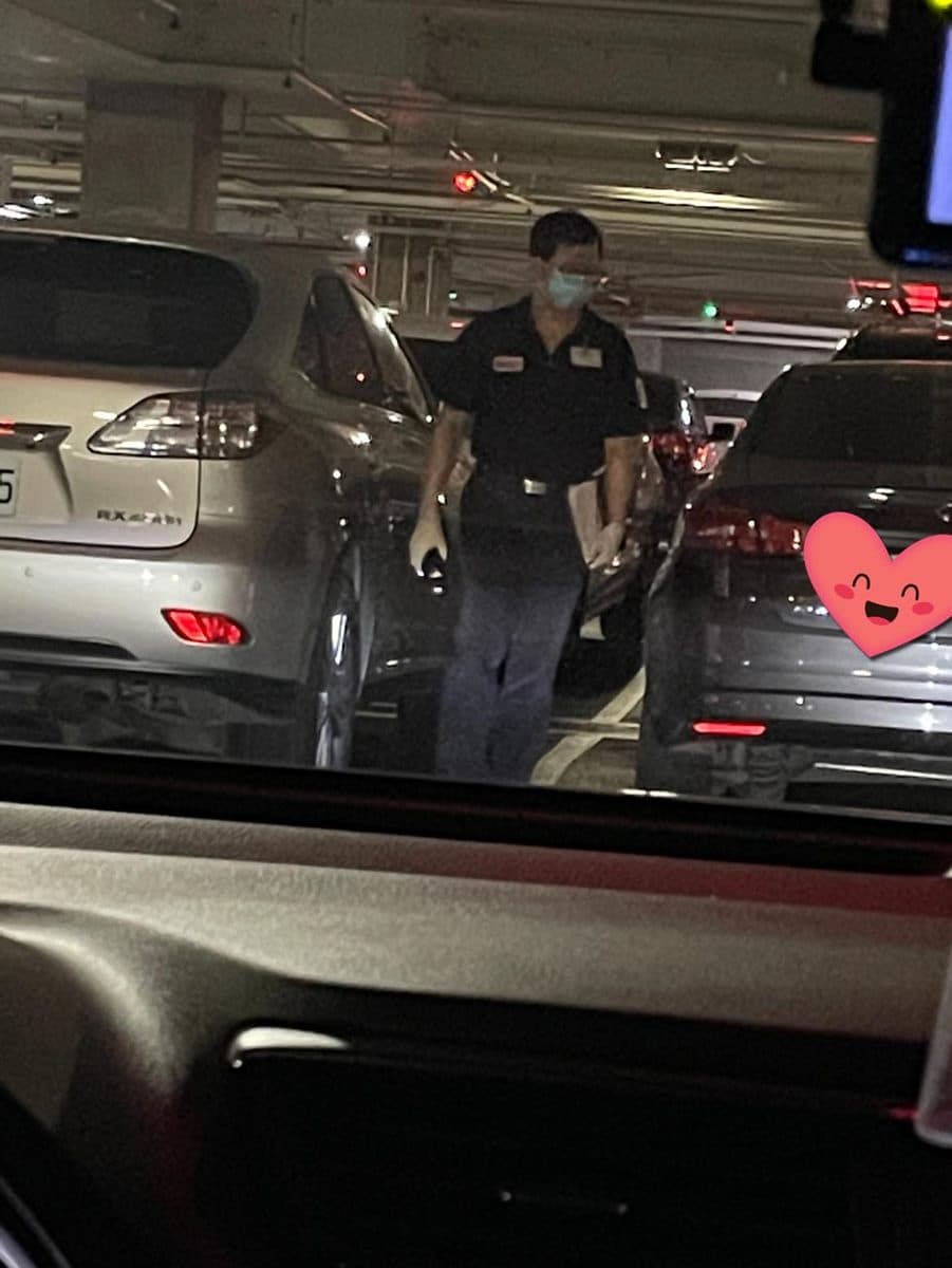 好市多「隱藏版服務」!停車場驚見黑衣人彎腰巡視,網友讚爆:太貼心 好市多「隱藏版服務」!停車場驚見黑衣人彎腰巡視,網友讚爆:太貼心