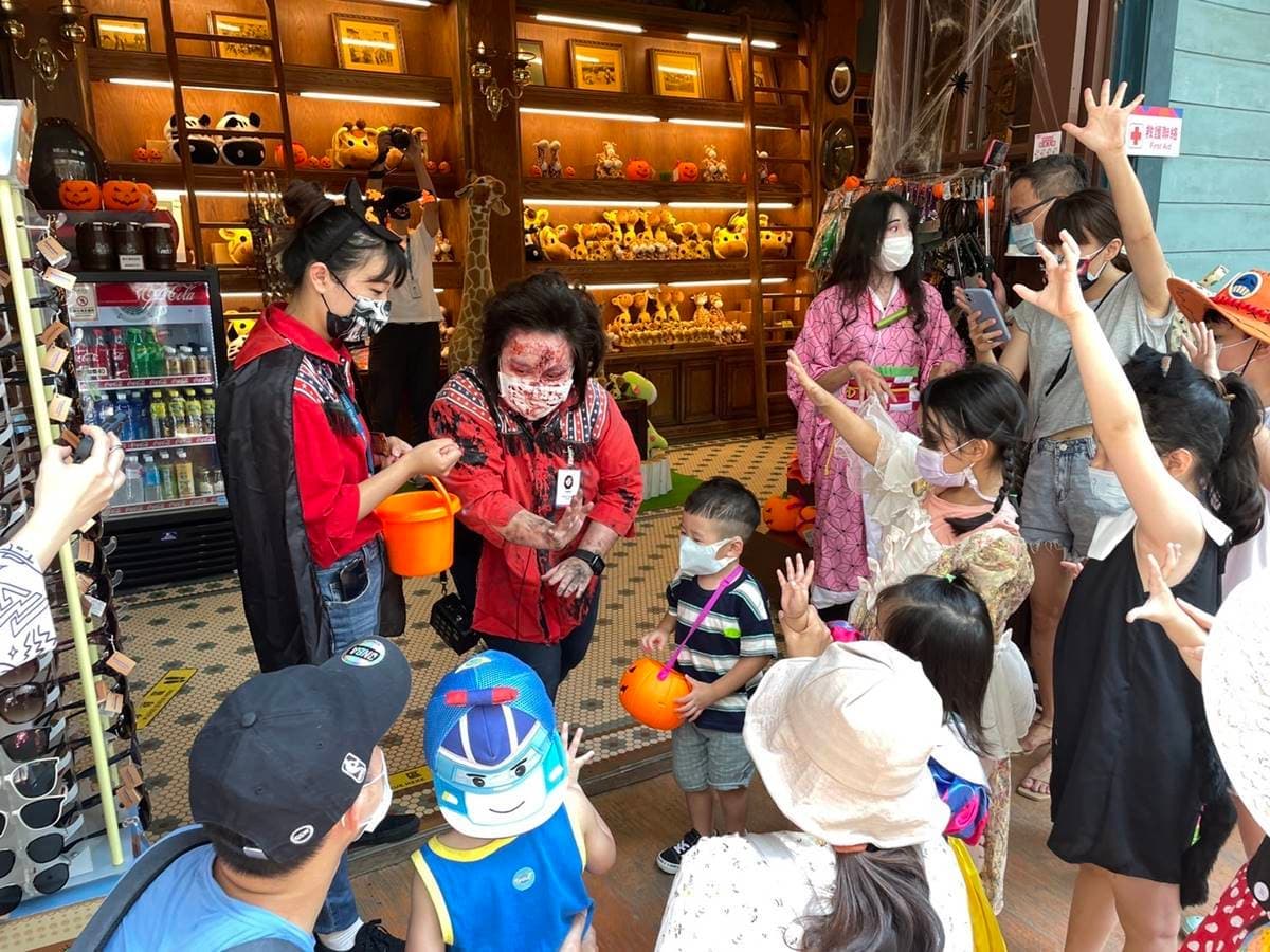 變裝入園只要399元!六福村「萬聖遊行」媲美國際燈光秀,入住再贈樂園手環 變裝入園只要399元!六福村「萬聖遊行」媲美國際燈光秀,入住再贈樂園手環