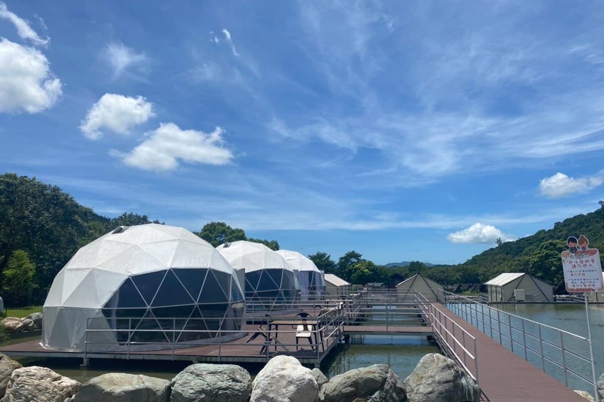 全台首座水上球形屋!花蓮豪華露營「鯉魚潭露營渡假村」,泡湯賞山景超愜意 全台首座水上球形屋!花蓮豪華露營「鯉魚潭露營渡假村」,泡湯賞山景超愜意