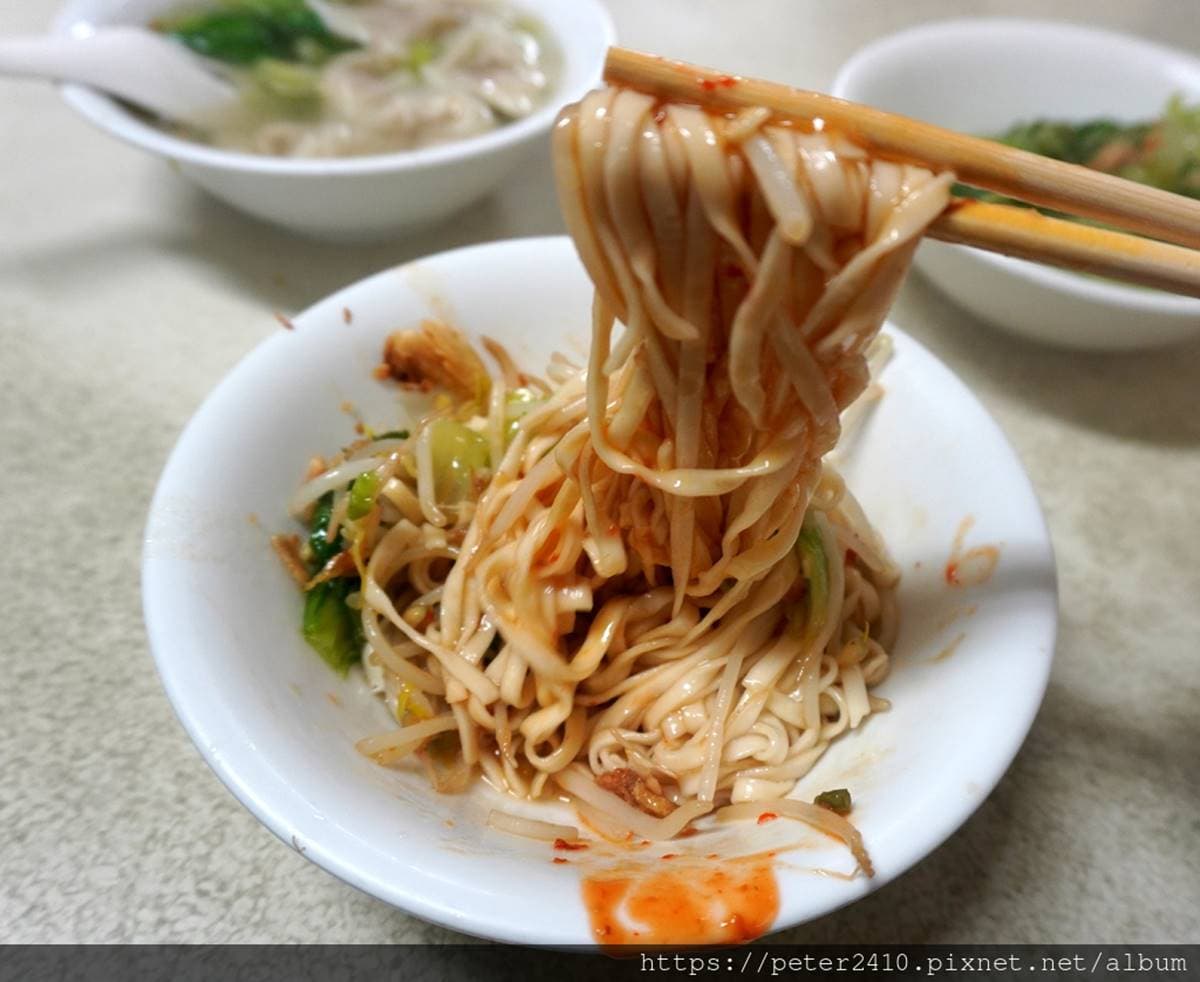 在地人私藏60年!基隆「巷弄麵店」必吃甜辣醬陽春麵,餛飩湯皮薄肉鮮超甘甜 在地人私藏60年!基隆「巷弄麵店」必吃甜辣醬陽春麵,餛飩湯皮薄肉鮮超甘甜