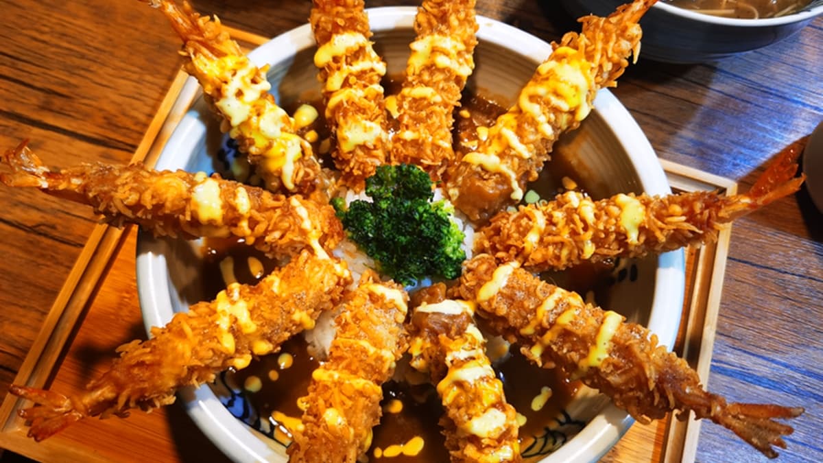 浮誇無上限!桃園摩天輪炸蝦飯「10隻蝦蝦列隊」,搭「明太子滷肉飯」太無敵