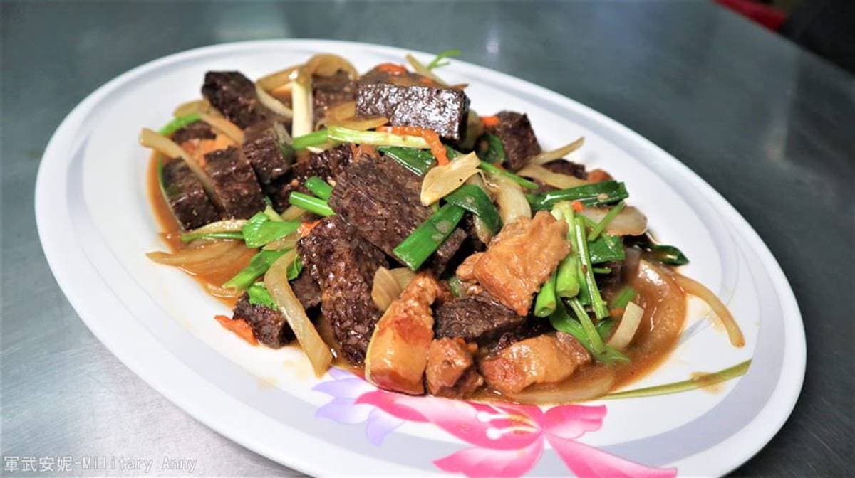在地人推!金門烈嶼4家必吃餐廳:柴燒油飯、豬血灌腸麵線、浮誇山型炸芋絲 在地人推!金門烈嶼4家必吃餐廳:柴燒油飯、豬血灌腸麵線、浮誇山型炸芋絲