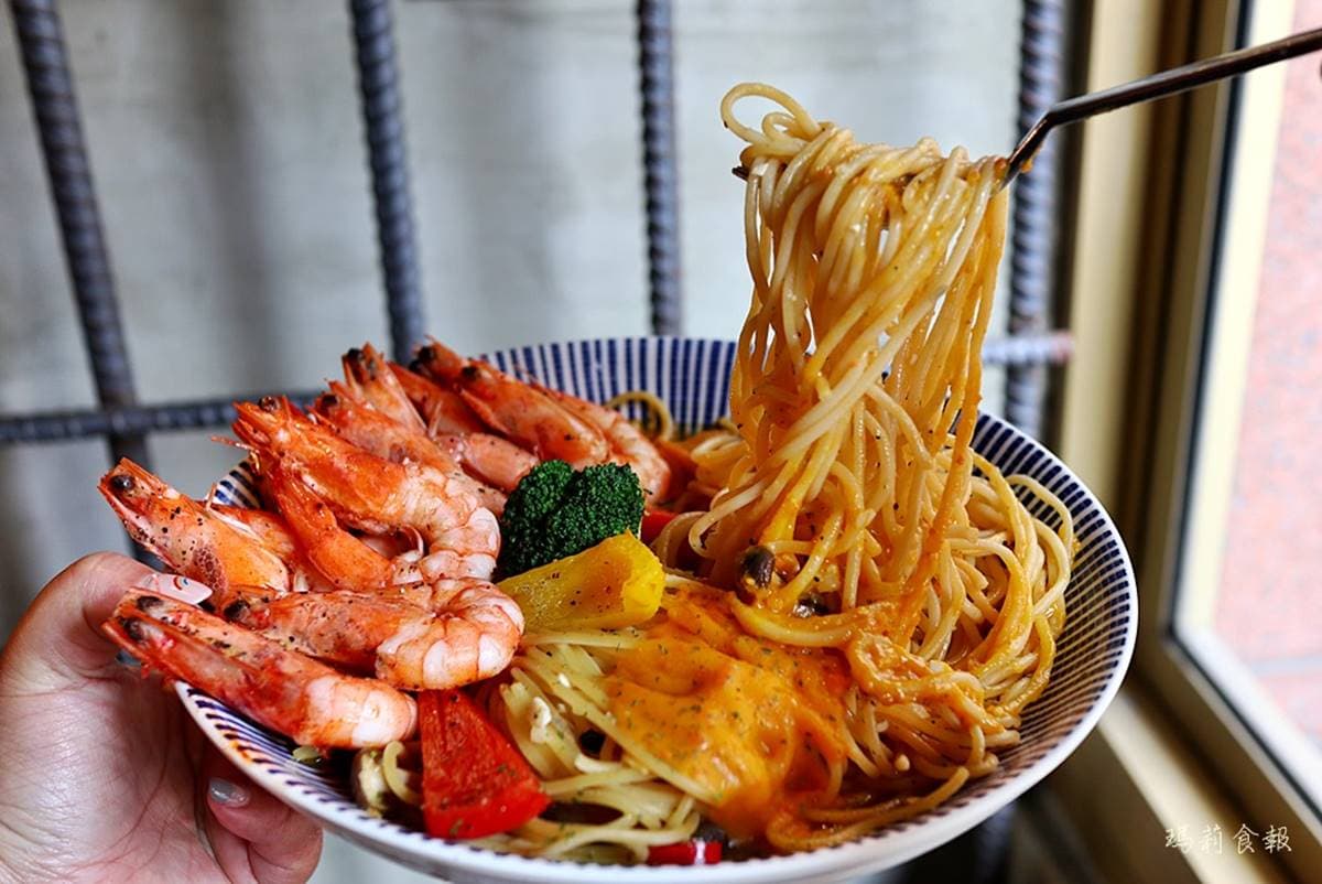 有3個2送牛排!台中「人氣早午餐」推超狂身分證優惠,滿料金沙義麵也必點 台中必吃早午餐餐廳|春三朝午