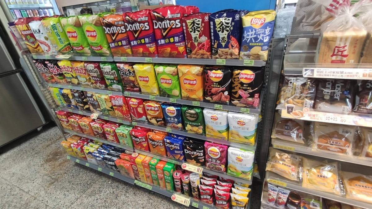 超舒壓!上班族逛超商見零食區「這樣擺」,網笑翻:「這剛退伍吧」 超舒壓!上班族逛超商見零食區「這樣擺」,網笑翻:「這剛退伍吧」