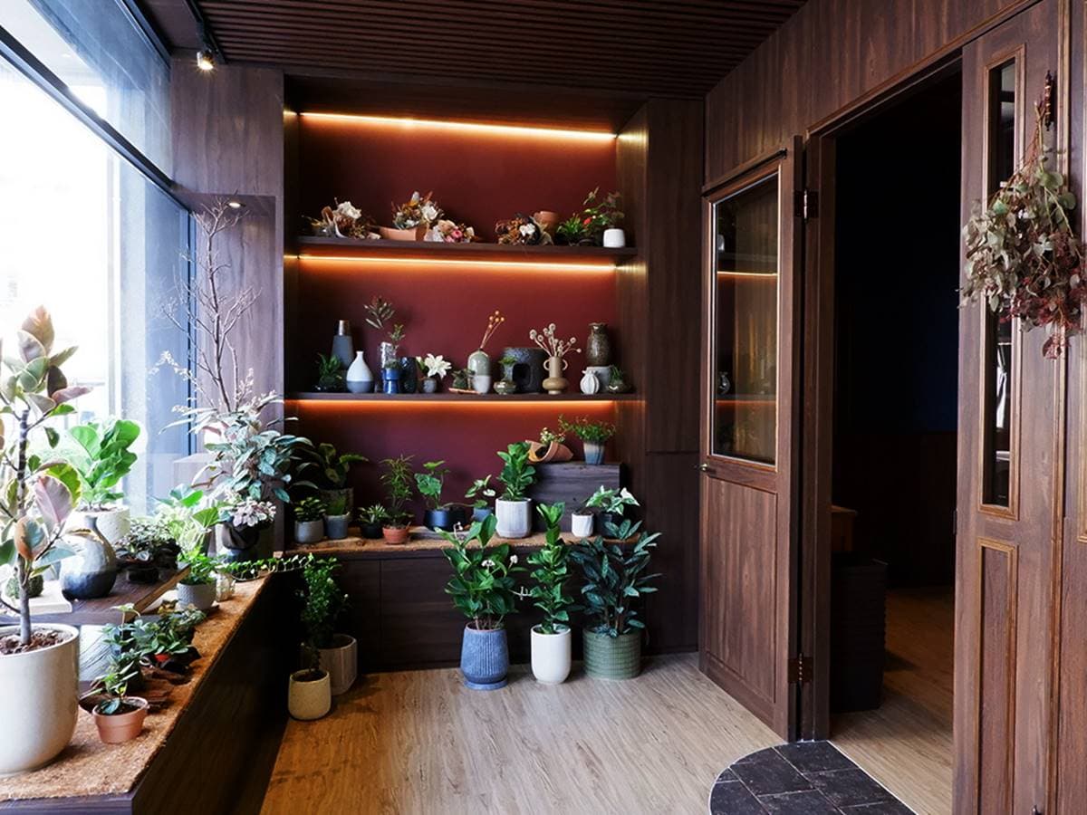 打卡英倫風裝潢!新竹神祕咖啡廳開在花店裡,必點拿鐵配細緻司康 打卡英倫風裝潢!新竹神祕咖啡廳開在花店裡,必點拿鐵配細緻司康