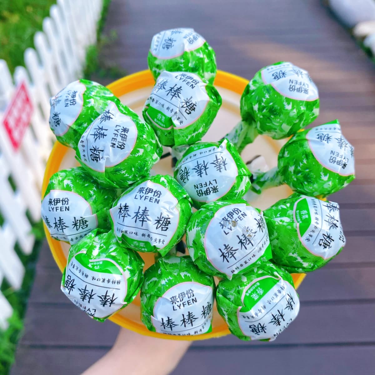 香菜控站出來!超巨大「香菜棒棒糖」12支一次擁有,清爽酸甜太欠吃 香菜控站出來!超巨大「香菜棒棒糖」12支一次擁有,清爽酸甜太欠吃