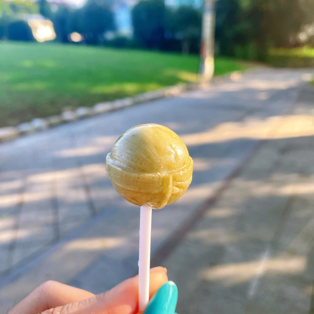 香菜控站出來!超巨大「香菜棒棒糖」12支一次擁有,清爽酸甜太欠吃 香菜控站出來!超巨大「香菜棒棒糖」12支一次擁有,清爽酸甜太欠吃