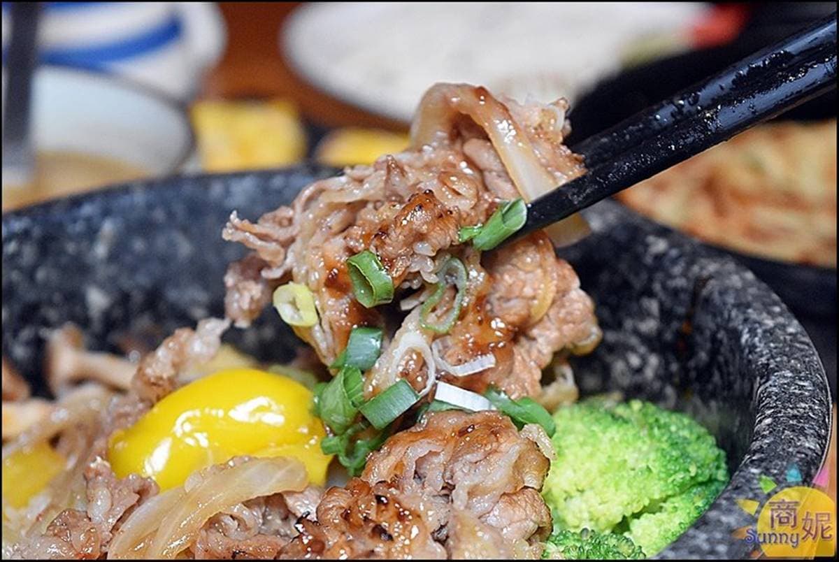 台中百元高CP宵夜!大分量「石鍋拌飯」一次吃到3種美味,三星蔥煎餅也必點 台中百元高CP宵夜!大分量「石鍋拌飯」一次吃到3種美味,三星蔥煎餅也必點