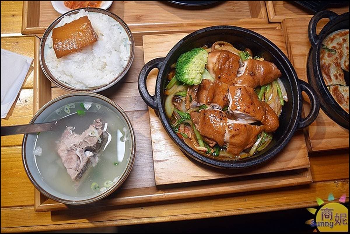 台中百元高CP宵夜!大分量「石鍋拌飯」一次吃到3種美味,三星蔥煎餅也必點 台中百元高CP宵夜!大分量「石鍋拌飯」一次吃到3種美味,三星蔥煎餅也必點
