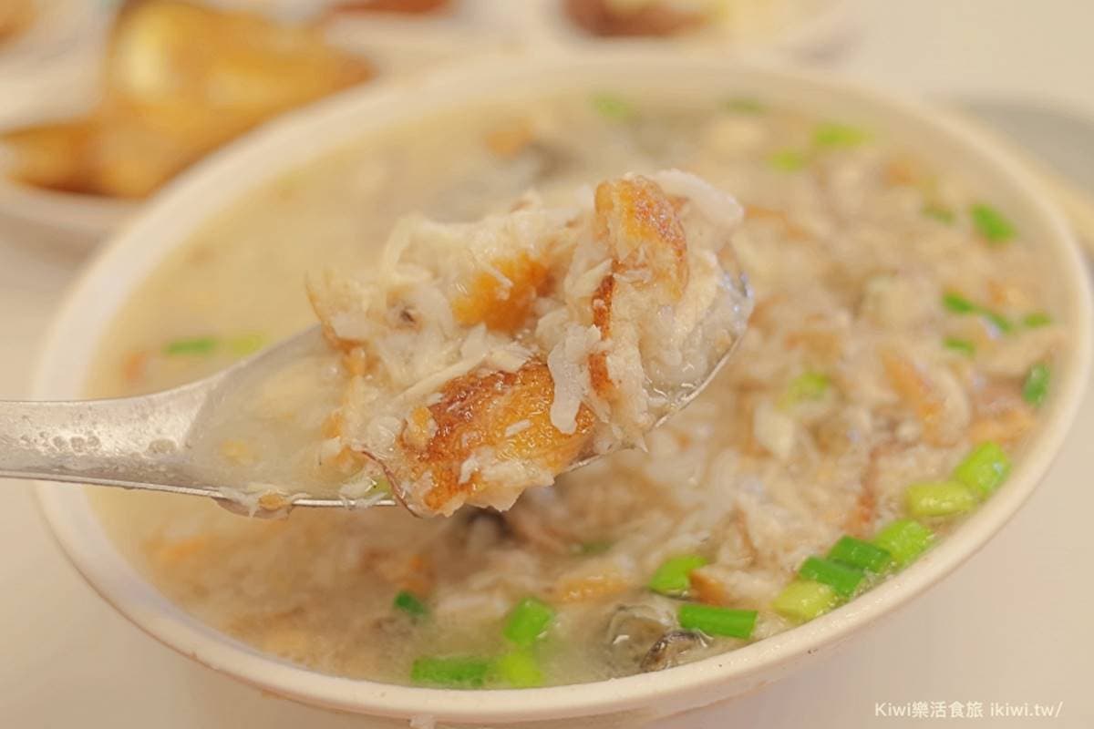 台南人從小吃到大!6家50年起跳老字號小吃:國宴米糕、棺材板創始店 台南70年不敗早餐!「虱目魚鹹粥」湯頭超鮮甜,小菜必搭限時限量煎魚腸