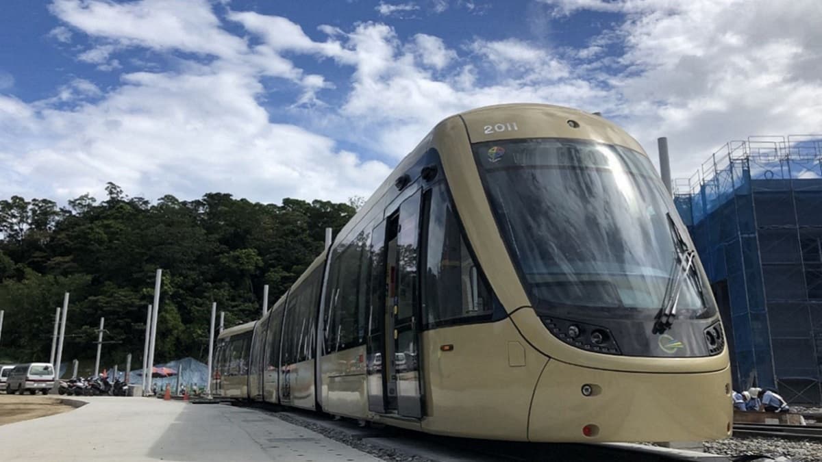 安坑輕軌首列車登「廠」明年上線動態測試