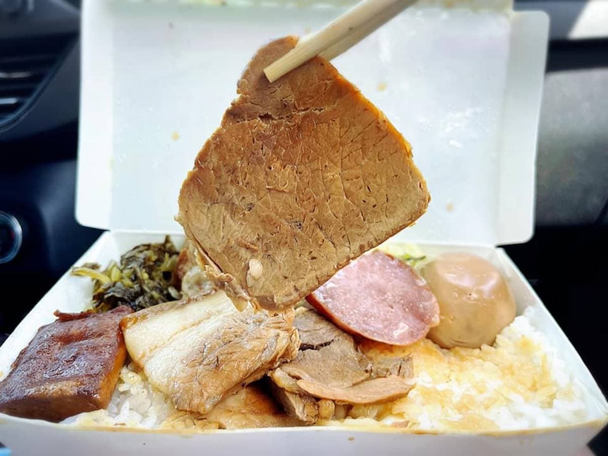 真正好吃的月台便當在貢寮!?擺滿8種配料只要65元,在地人激推比福隆美味 真正好吃的月台便當在貢寮!?擺滿8種配料只要65元,在地人激推比福隆美味