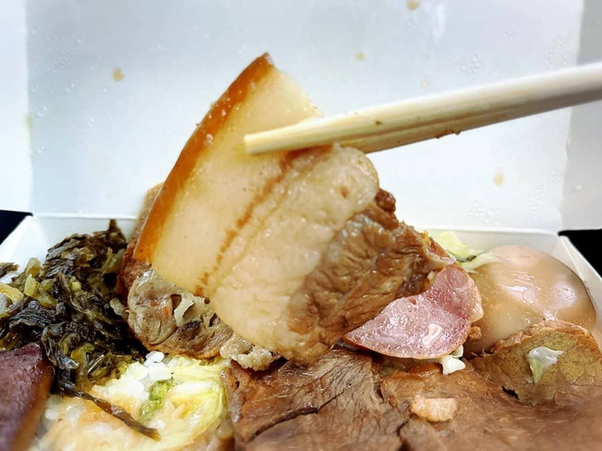 真正好吃的月台便當在貢寮!?擺滿8種配料只要65元,在地人激推比福隆美味 真正好吃的月台便當在貢寮!?擺滿8種配料只要65元,在地人激推比福隆美味