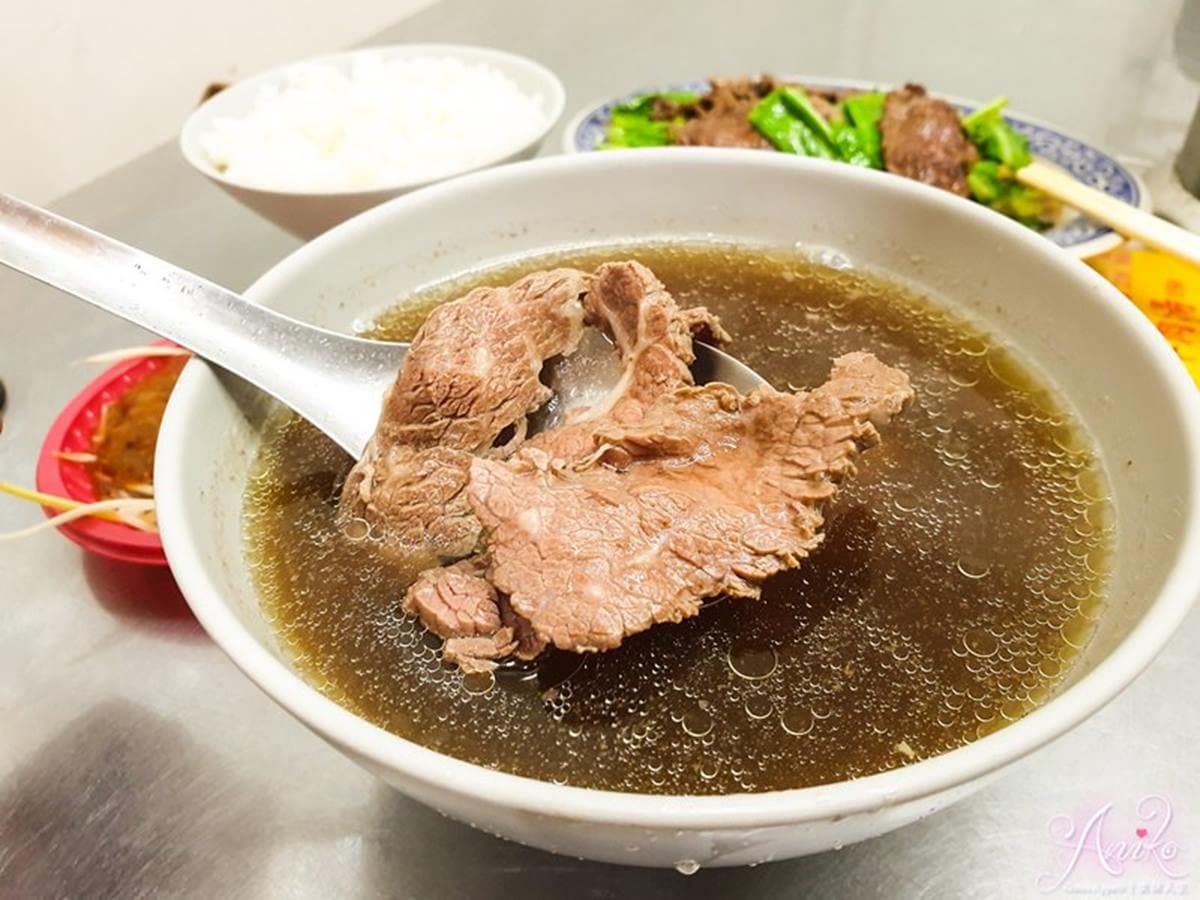 台南宵夜首選!「超人氣牛肉湯」大骨慢熬8小時,溫體牛搭豆瓣醬更對味 台南宵夜首選!「超人氣牛肉湯」大骨慢熬8小時,溫體牛搭豆瓣醬更對味