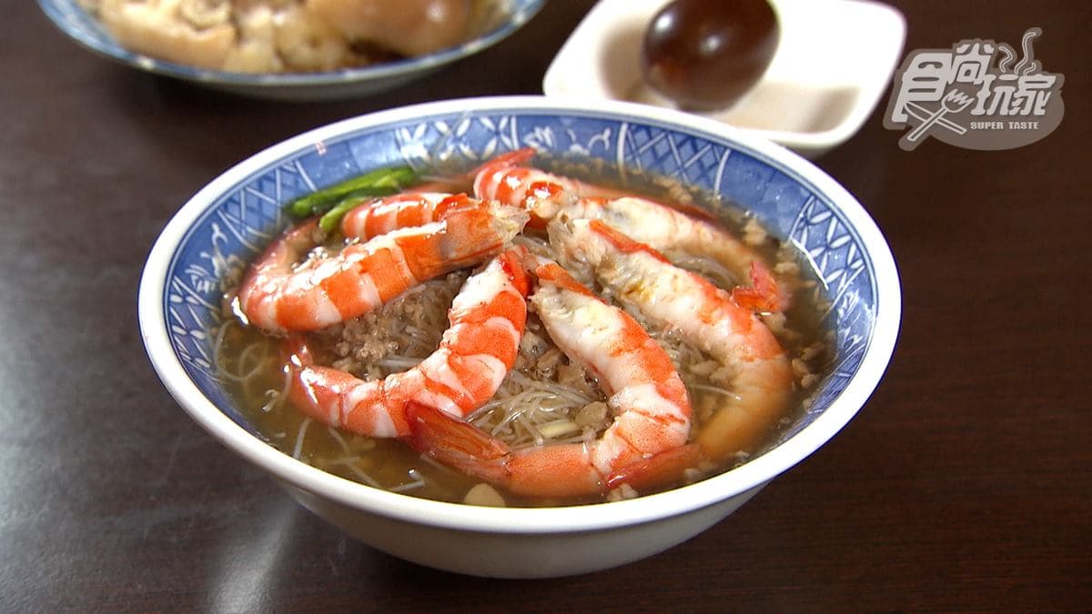 飄香50年!台南「古早味擔仔麵」鋪滿7隻鮮蝦,再搭祕滷5小時鴨蛋更對味