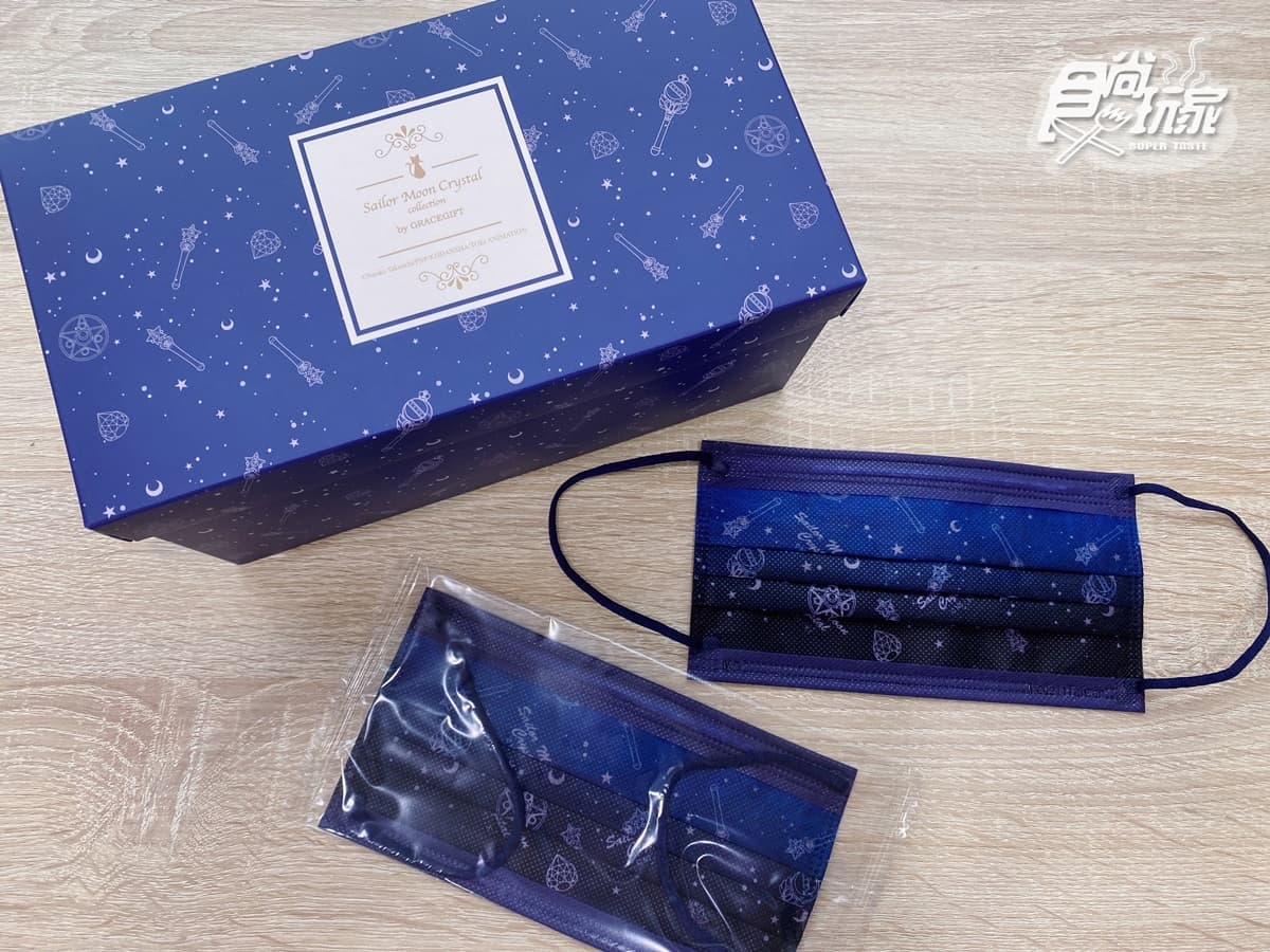 美戰粉愛了!最新星空藍「美少女戰士口罩」,掀蓋式盒裝+單片包裝大加分 美戰粉愛了!最新星空藍「美少女戰士口罩」,掀蓋式盒裝+單片包裝大加分