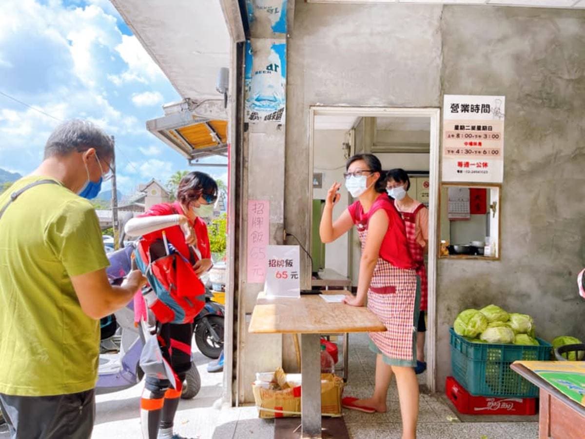 真正好吃的月台便當在貢寮!?擺滿8種配料只要65元,在地人激推比福隆美味 真正好吃的月台便當在貢寮!?擺滿8種配料只要65元,在地人激推比福隆美味