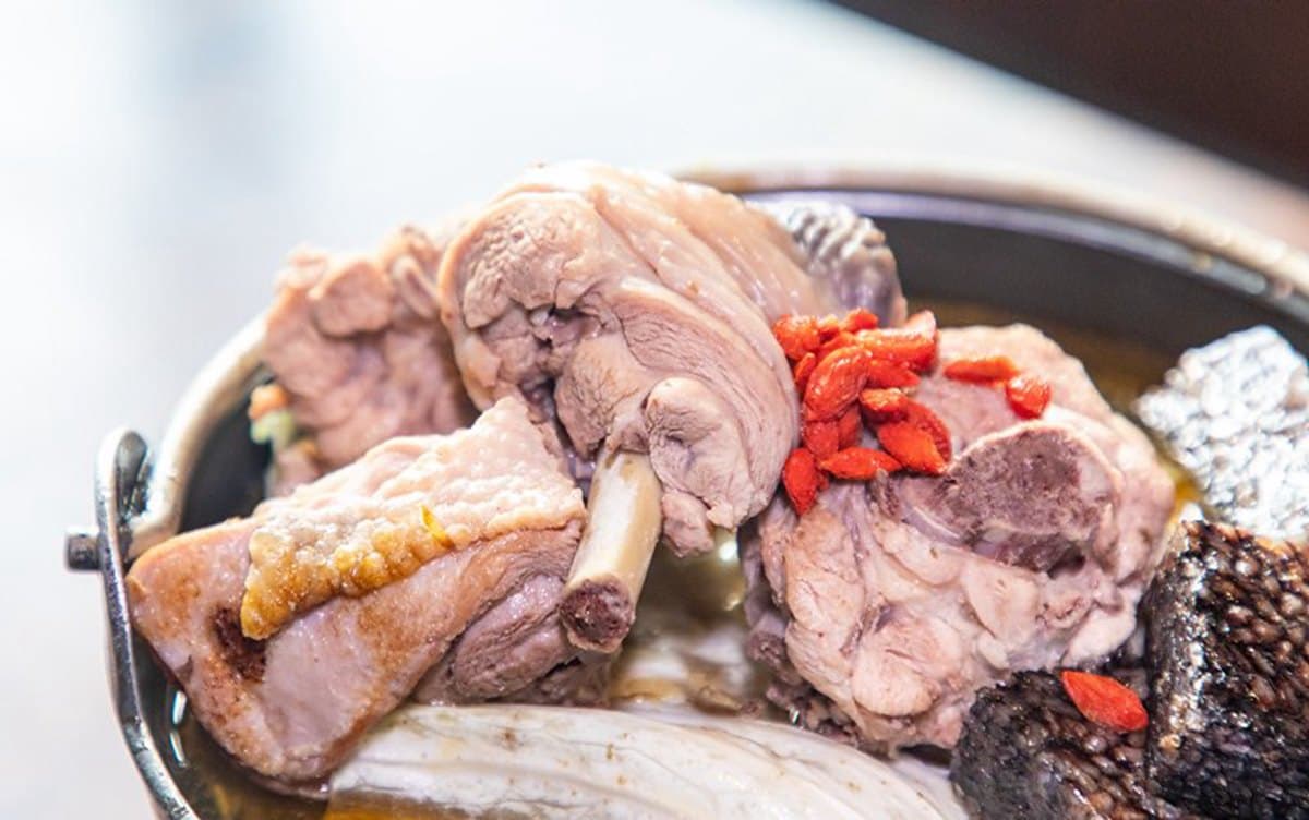 冬天必吃!台中「古早味餐廳」常客最愛滿料大塊麻油雞,厚切封肉軟嫩不乾柴 冬天必吃!台中「古早味餐廳」常客最愛滿料大塊麻油雞,厚切封肉軟嫩不乾柴
