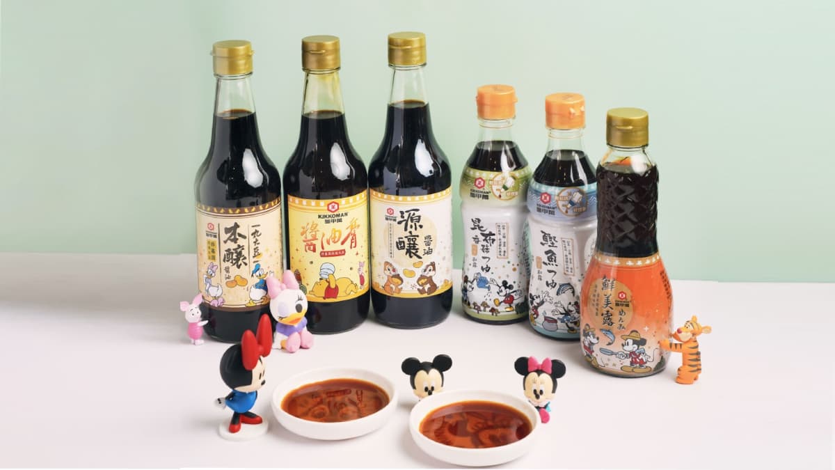 台灣限定!龜甲萬X迪士尼聯名包裝限時開賣,創新擠壓瓶新上市,迪士尼粉快衝集整套