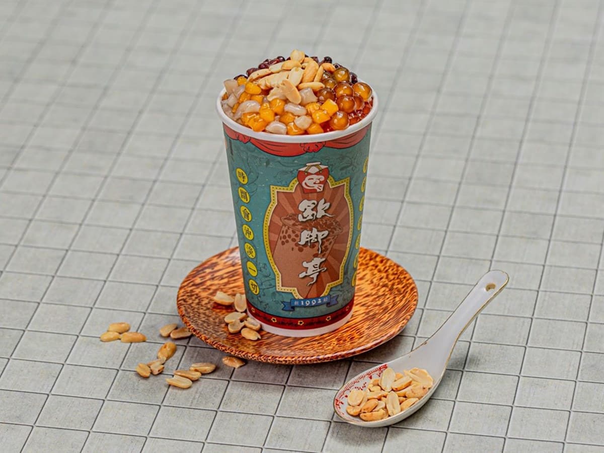 冬季狂賣「半杯都是料」燒仙草回歸!歇腳亭5種料裝好裝滿,冷熱飲都要喝 冬季狂賣「半杯都是料」燒仙草回歸!歇腳亭5種料裝好裝滿,冷熱飲都要喝