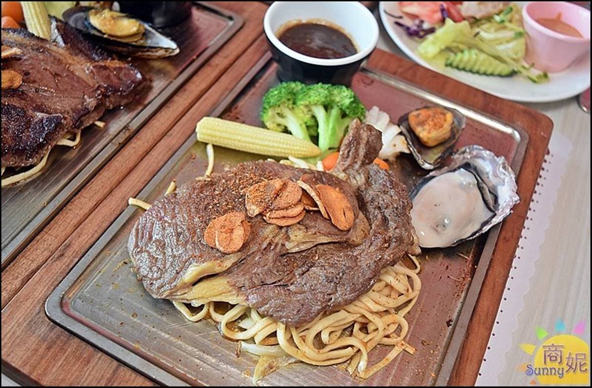7折再送大生蠔!台中「高CP值戰斧豬排」1份有3片,點牛排還附淡菜、魷魚 7折再送大生蠔!台中「高CP值戰斧豬排」1份有3片,點牛排還附淡菜、魷魚