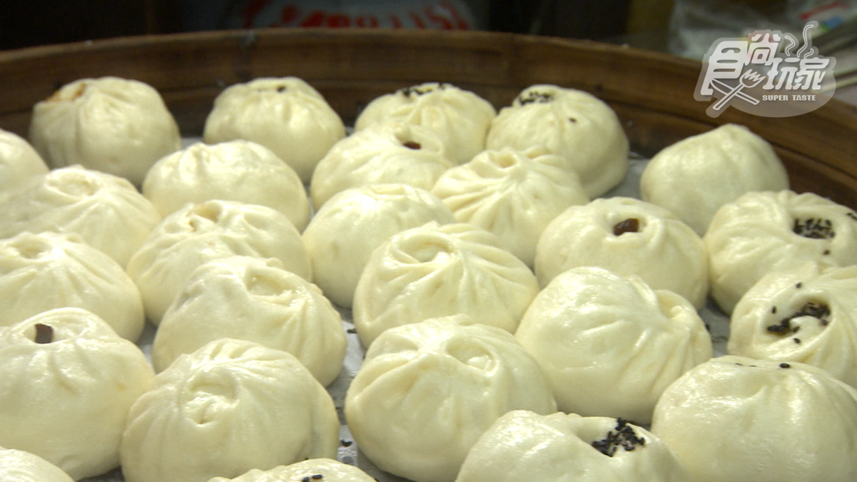 想吃先排隊!金山30年「手工肉包」內餡超扎實,外皮老麵發酵嘗得到甜味