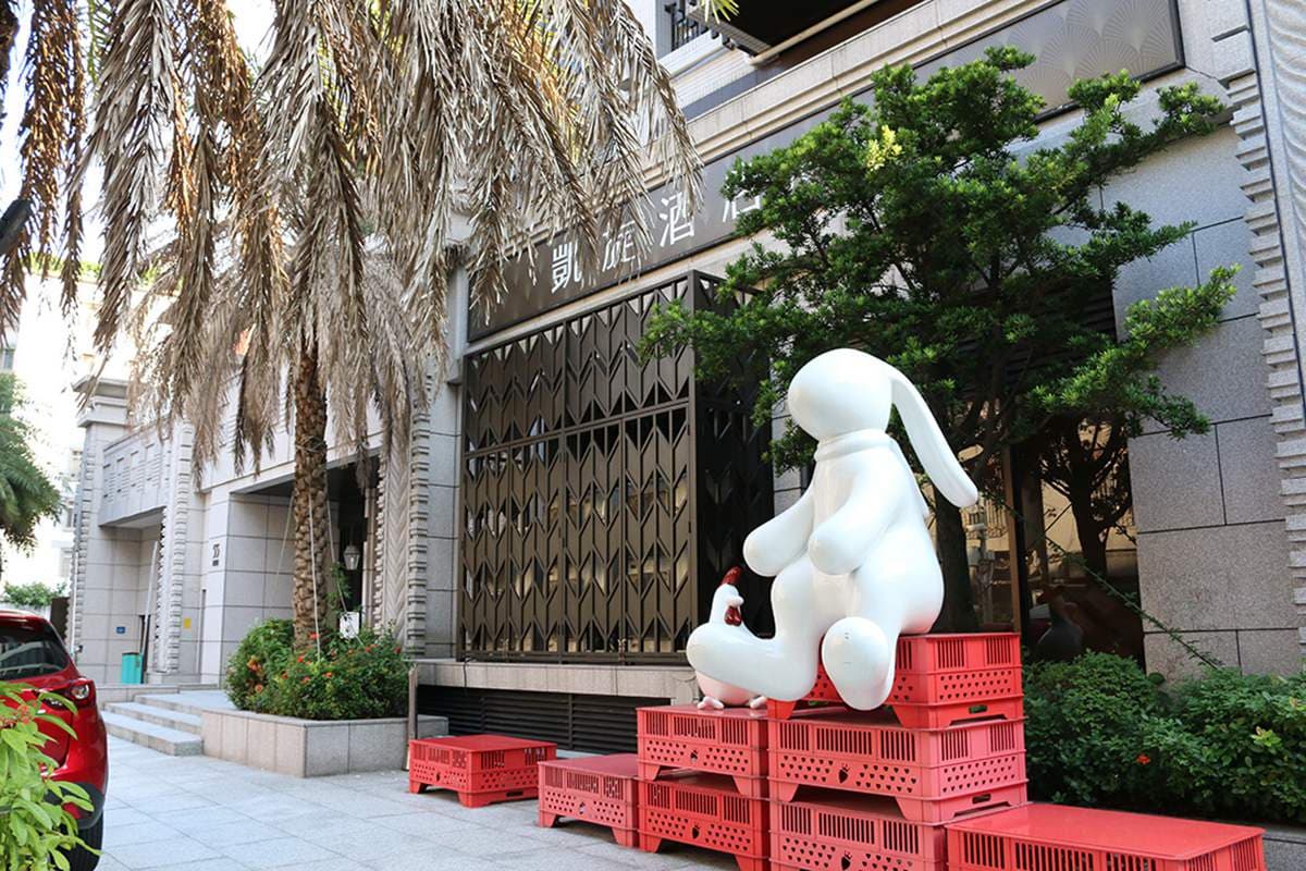 住進愛麗絲夢遊仙境!台北「奇幻風飯店」打卡巨兔地標,海洋彩繪房型超吸睛 住進愛麗絲夢遊仙境!台北「奇幻風飯店」打卡巨兔地標,海洋彩繪房型超吸睛