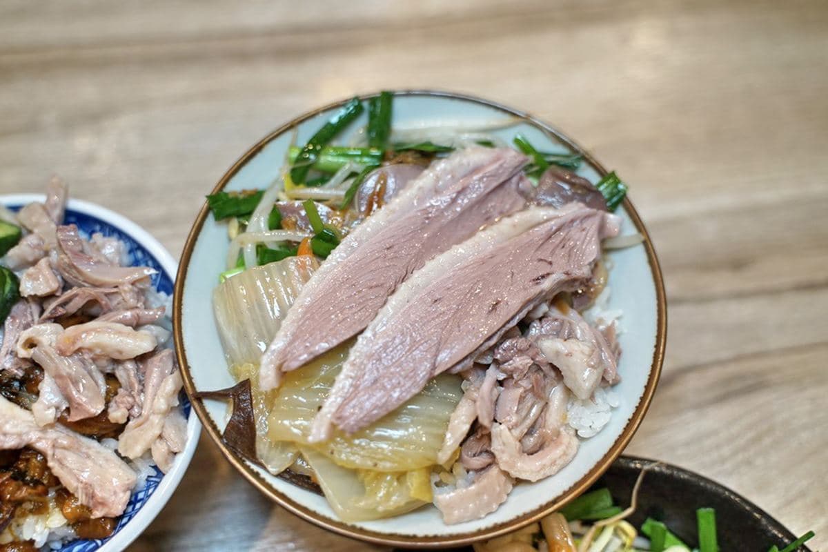 被滷肉飯耽誤的鵝肉店!新竹「鵝滷飯」肥瘦適中超唰嘴,必配隱藏版鵝油辣椒 被滷肉飯耽誤的鵝肉店!新竹「鵝滷飯」肥瘦適中超唰嘴,必配隱藏版鵝油辣椒