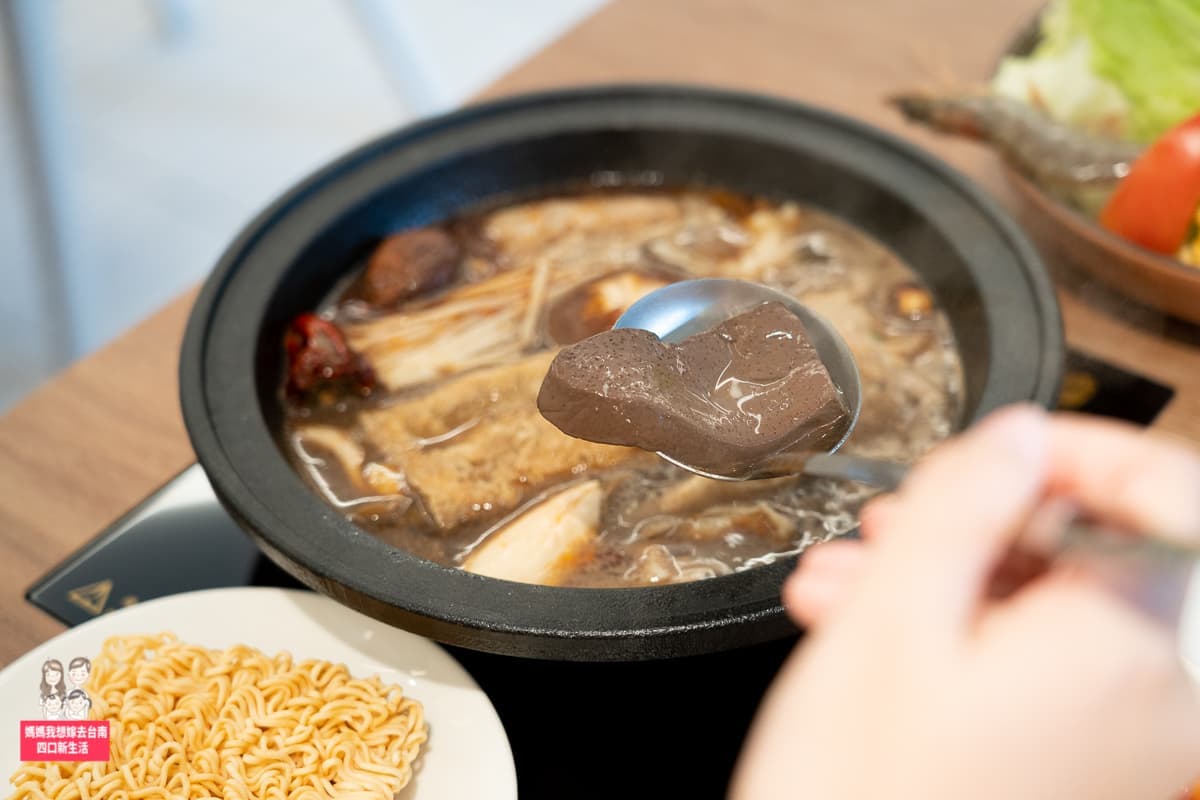 【新開店】台南「網美系火鍋店」打卡萬花筒裝潢,現炒麻辣石頭鍋有中藥香 【新開店】台南「網美系火鍋店」打卡萬花筒裝潢,現炒麻辣石頭鍋有中藥香