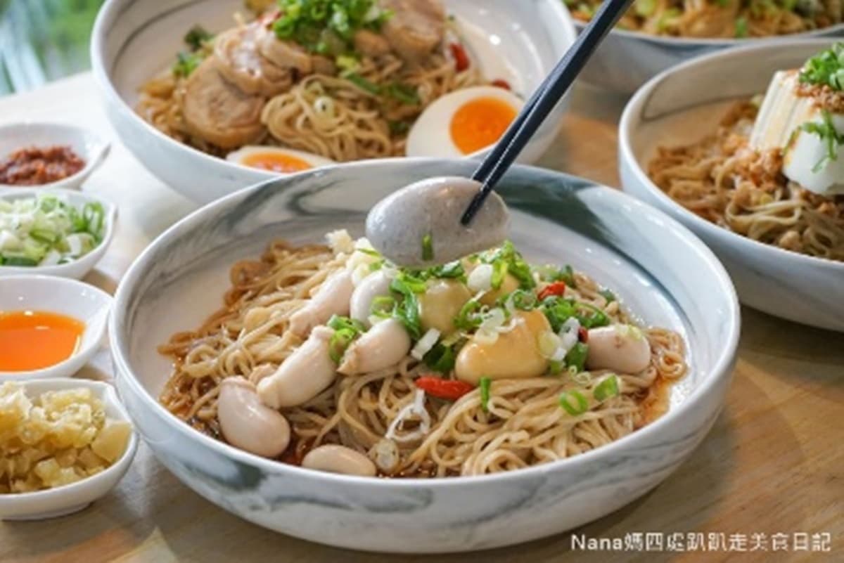 冬天進補改這道!板橋限量「麻油雞佛拌麵」晚來吃不到,嘗鮮必試皮蛋醬拌麵 冬天進補改這道!板橋限量「麻油雞佛拌麵」晚來吃不到,嘗鮮必試皮蛋醬拌麵