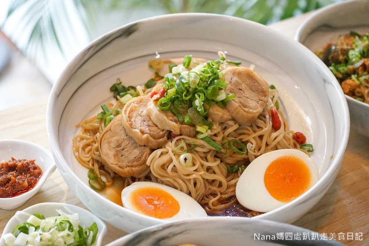 冬天進補改這道!板橋限量「麻油雞佛拌麵」晚來吃不到,嘗鮮必試皮蛋醬拌麵 冬天進補改這道!板橋限量「麻油雞佛拌麵」晚來吃不到,嘗鮮必試皮蛋醬拌麵