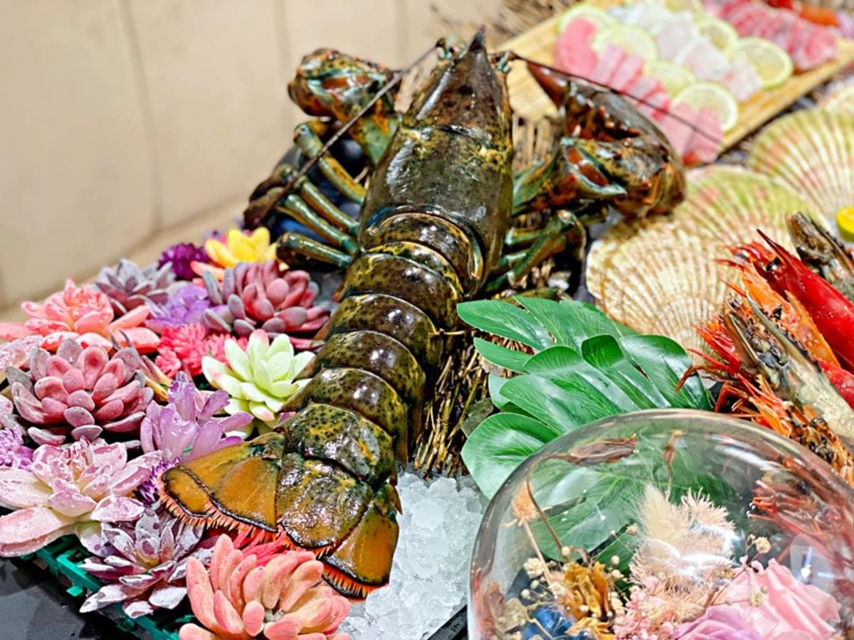 網美年末聚餐!高雄「浮誇火鍋套餐」一次爽嗑6隻龍蝦,還能打卡海島風裝潢 網美年末聚餐!高雄「浮誇火鍋套餐」一次爽嗑6隻龍蝦,還能打卡海島風裝潢