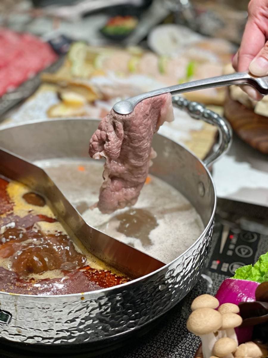 網美年末聚餐!高雄「浮誇火鍋套餐」一次爽嗑6隻龍蝦,還能打卡海島風裝潢 網美年末聚餐!高雄「浮誇火鍋套餐」一次爽嗑6隻龍蝦,還能打卡海島風裝潢