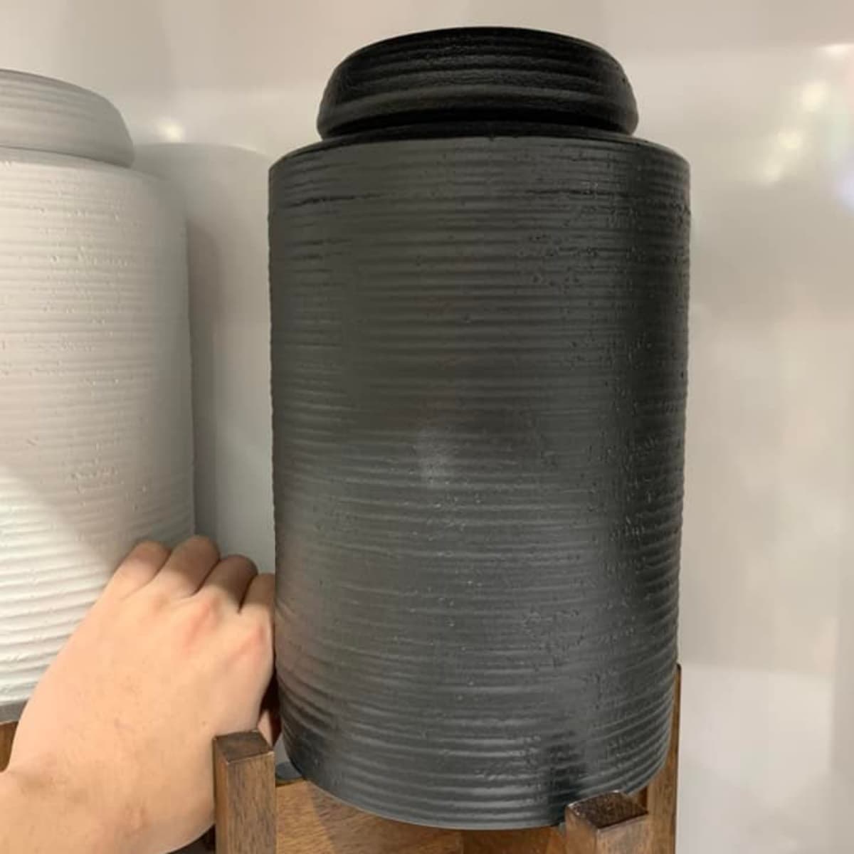 比骨灰罈紅茶更莊嚴!好市多推3色「禪風品水罐」,網笑:千萬不要用捧的 比骨灰罈紅茶更莊嚴!好市多推3色「禪風品水罐」,網笑:千萬不要用捧的