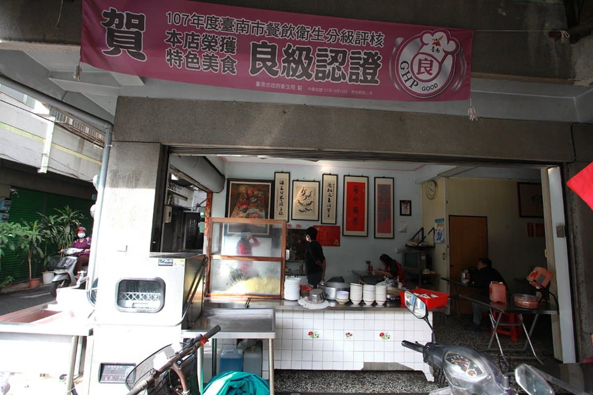 飄香超過60年!台南老麵店「爆量豆芽菜+手工意麵」超浮誇,必搭特製蒜香醬 飄香超過60年!台南老麵店「爆量豆芽菜+手工意麵」超浮誇,必搭特製蒜香醬