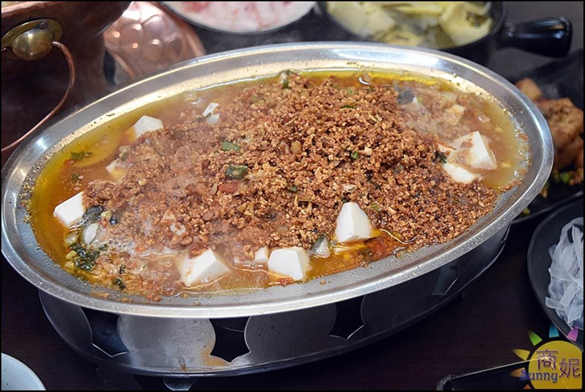 天冷聚餐超有FU!台中「酸菜白肉紅銅鍋」用炭火加熱,隱藏版豆酥鮮蚵超下飯 天冷聚餐超有FU!台中「酸菜白肉紅銅鍋」用炭火加熱,隱藏版豆酥鮮蚵超下飯
