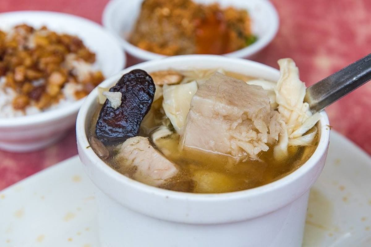 85元就能嗑!華西街「滿料佛跳牆」1人也能吃,塞入大塊芋頭、排骨CP值爆表 85元就能嗑!華西街「滿料佛跳牆」1人也能吃,塞入大塊芋頭、排骨CP值爆表