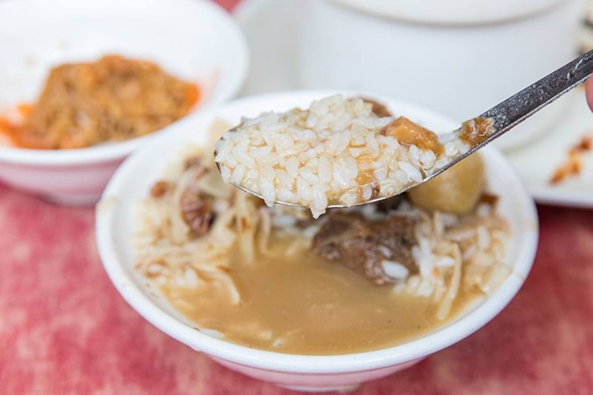 85元就能嗑!華西街「滿料佛跳牆」1人也能吃,塞入大塊芋頭、排骨CP值爆表 85元就能嗑!華西街「滿料佛跳牆」1人也能吃,塞入大塊芋頭、排骨CP值爆表