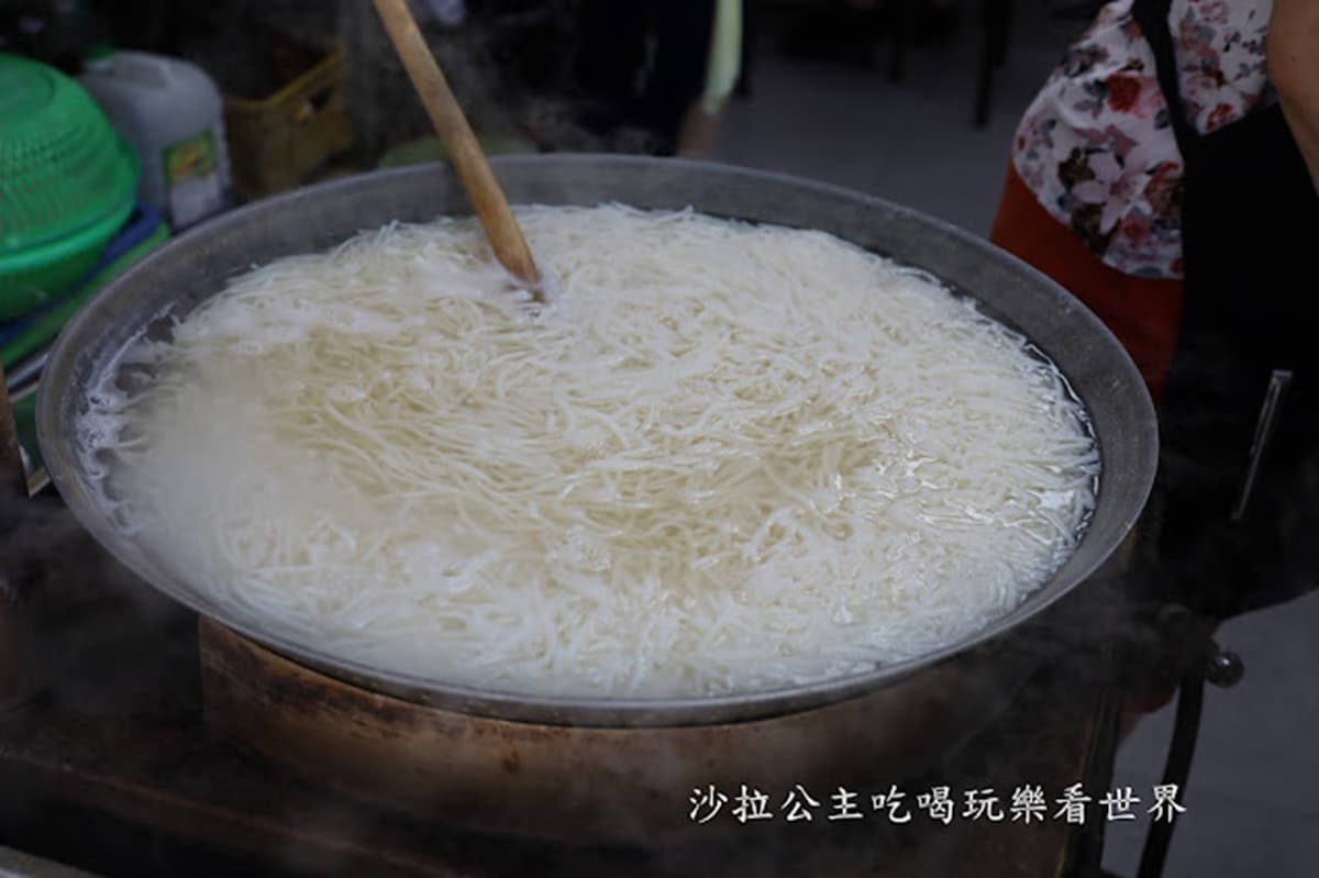 全台第一間!台南86年「小卷米粉」原汁湯頭超鮮甜,糙米米粉口感滑嫩有Q度 全台第一間!台南86年「小卷米粉」原汁湯頭超鮮甜,糙米米粉口感滑嫩有Q度